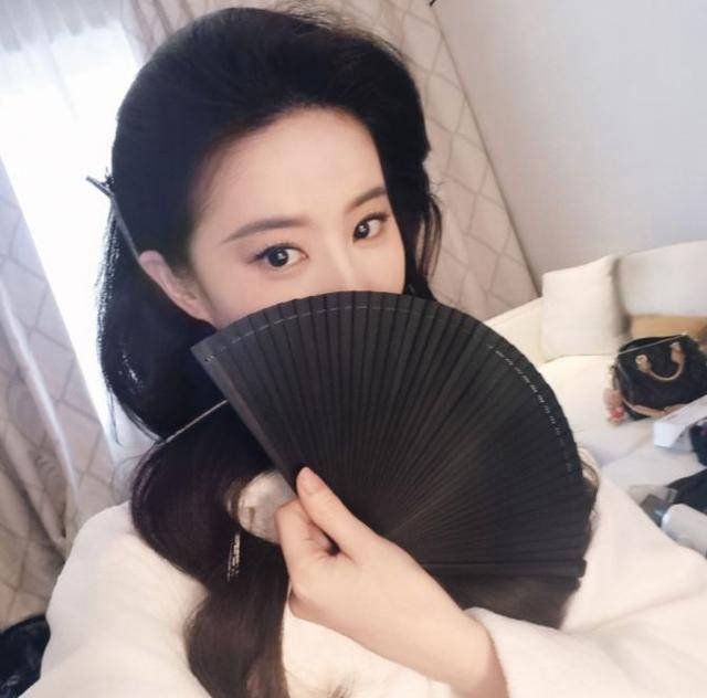 刘亦菲意大利行:黑扇遮面古典美,港风造型引关注