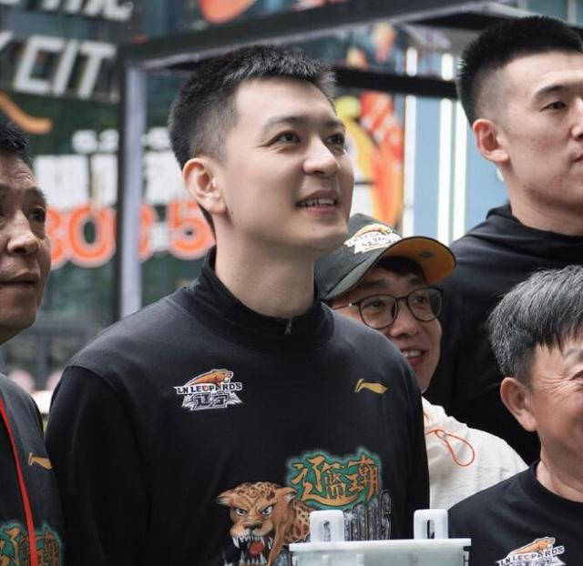 辽篮总冠军庆典盛况揭幕,杨鸣表彰付豪及大韩二哥