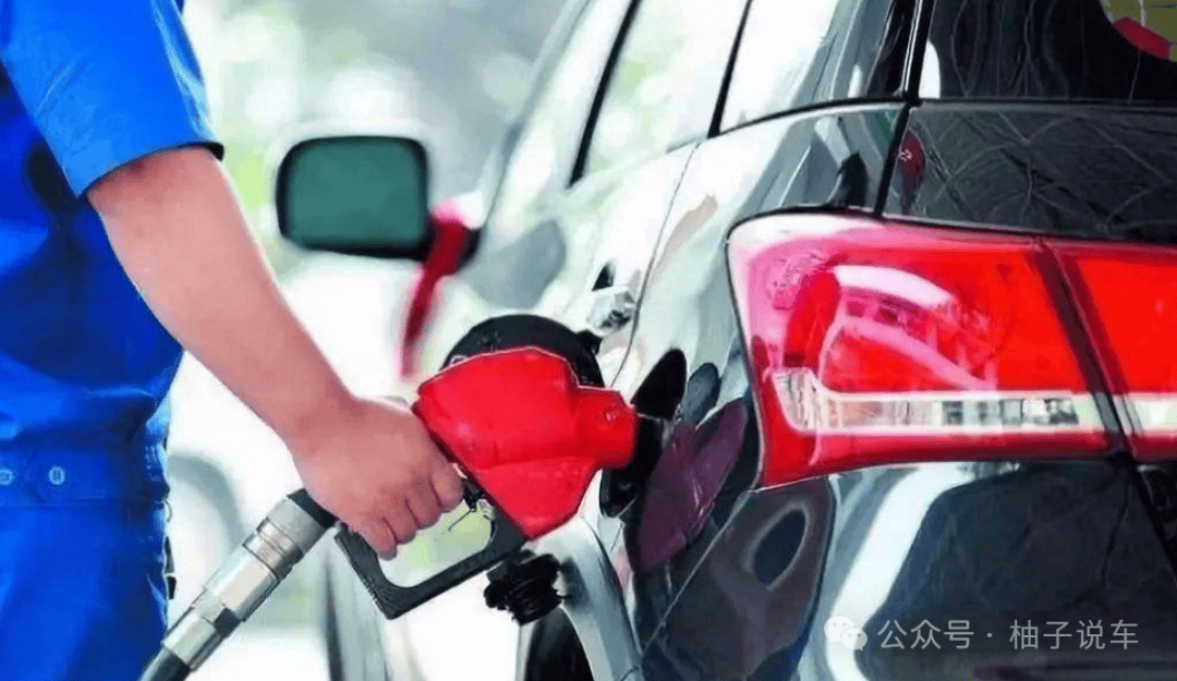 开车去加油时,"只加200块"和"加满一箱"哪个更省油?差别有多大呢?