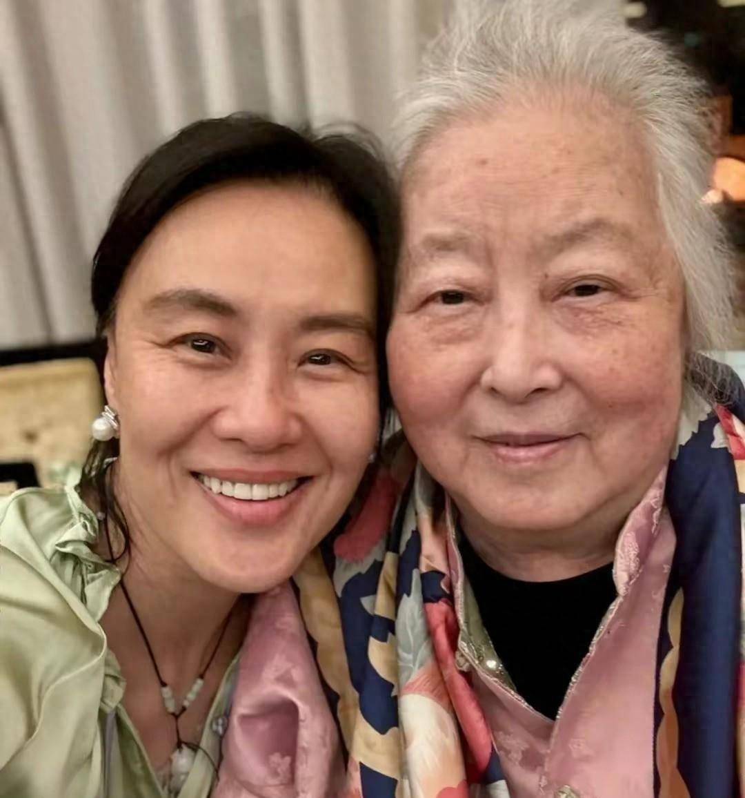 58岁邬君梅晒素颜照了,斑点皱纹毫无掩饰,朱曼芳也白了头发