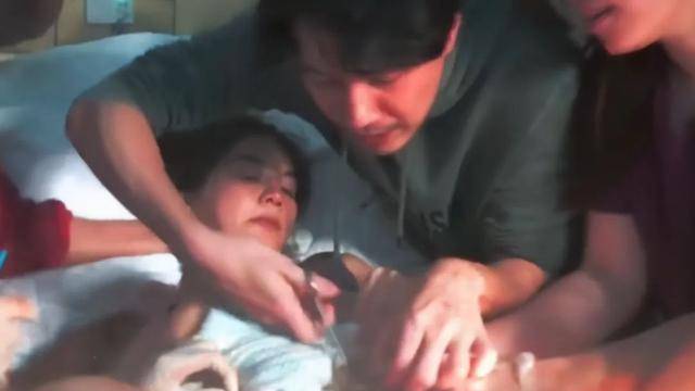 ella"直播"生娃,全裸出镜引群嘲:你生孩子的样子,真丑