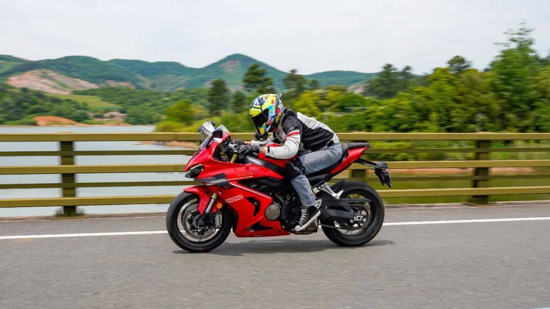 另外可能由于150斤的体重和标准动力模式,我们在1档极限断油时pbox没