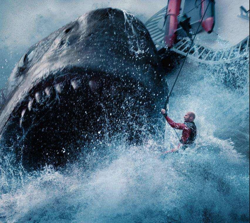 美国战舰被击沉,900余名海兵落水,引来上千只鲨鱼,仅321人幸存