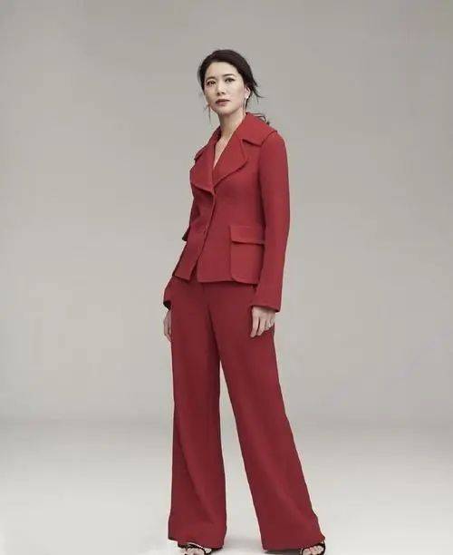 袁咏仪越老越敢穿,全身上下只穿一件西装,看腿真不像48岁的人