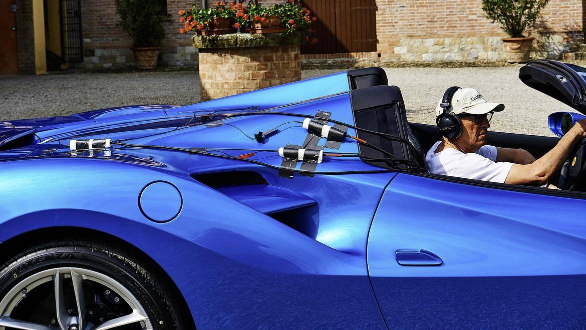 不懂音律的法拉利车主拍不出好挂历