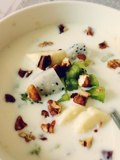 做牛奶燕麦粥时,加上一点"果粒",不仅美味营养,而且还