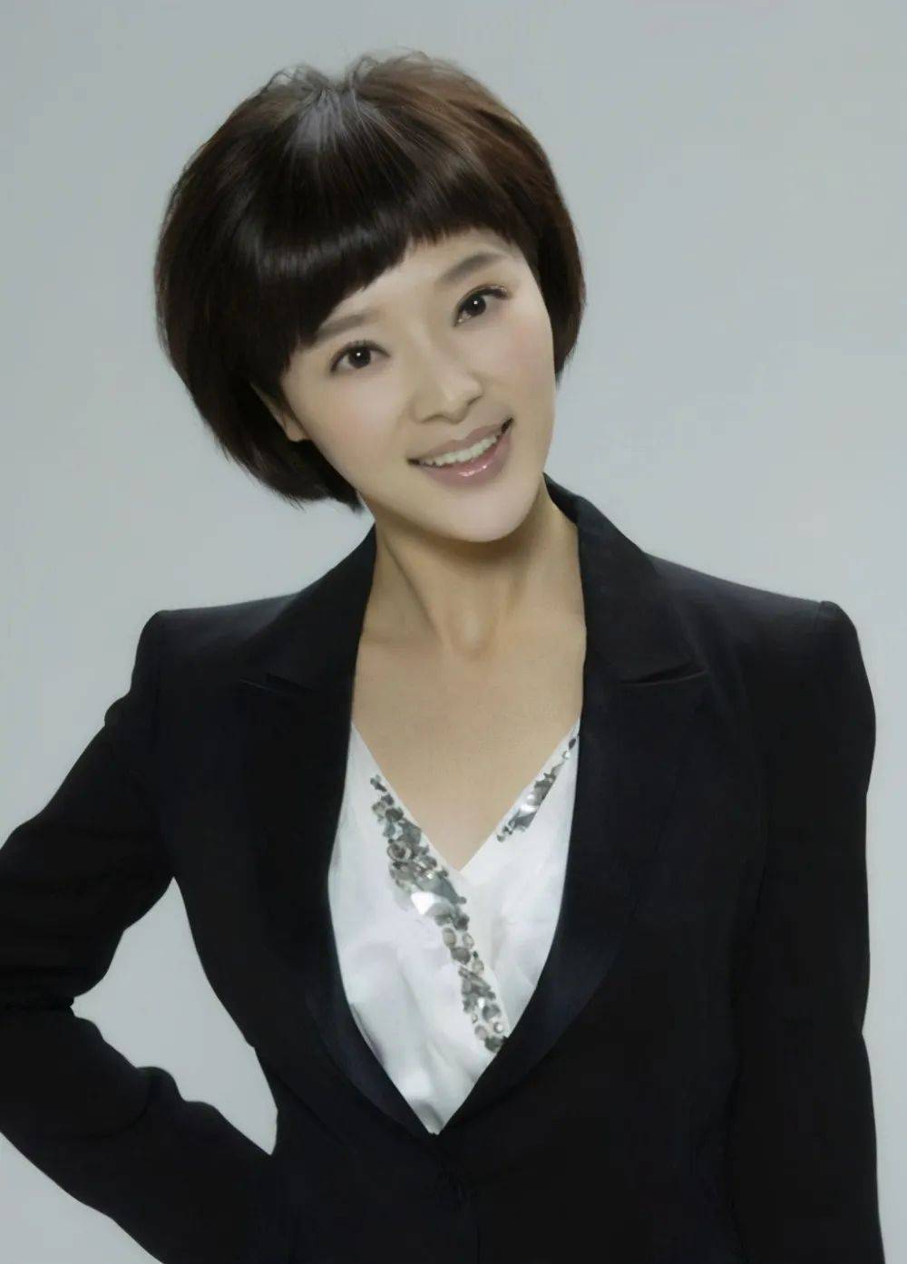 在2008年的时候,进入央视,担任《今日亚洲》,《中国新闻》的主持人