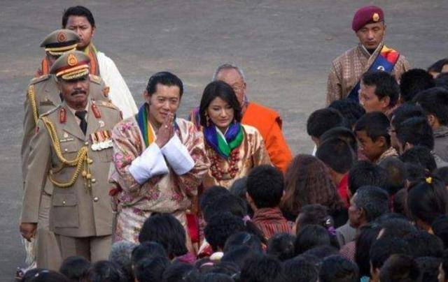 不丹首位平民王妃,7岁与王储一见钟情,王室婚礼宴请上千村民