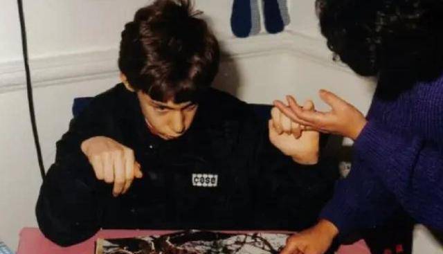 "幽灵男孩"马丁,13岁患病卧床,遭护工折磨14年,打耳光灌热水