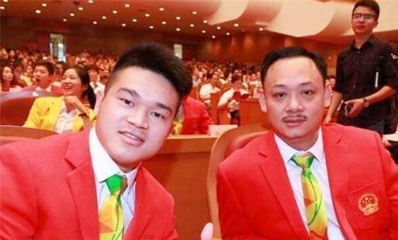 我国举重冠军占旭刚:退役娶回空姐初恋,今47岁做到副厅级