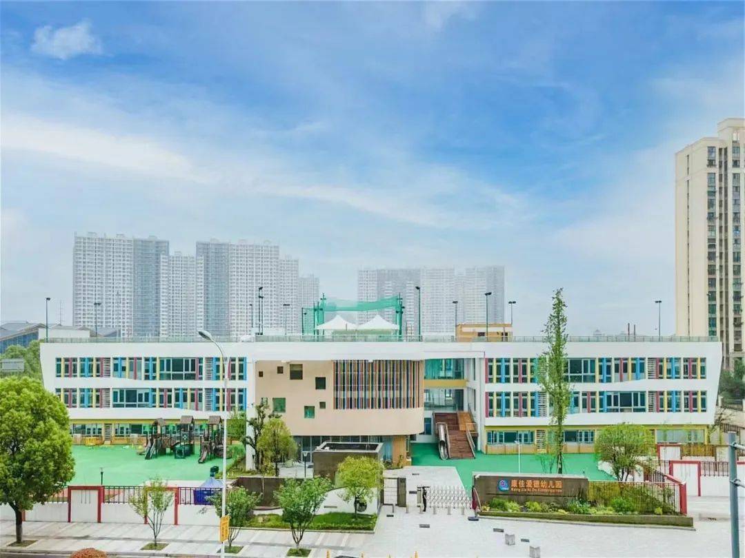 坚持以《3-6岁儿童学习与发展指南》等为指引,以德为先,以幼儿为本