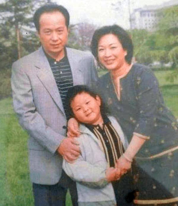 央视主播人罗京去世12年,母亲仍不知其死讯,妻子改嫁富商引质疑