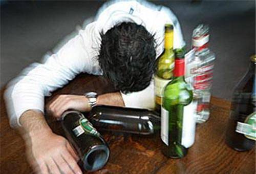 甚至每天醒来就要找酒喝,一天不喝浑身难受,一次,朋友带来了从老家
