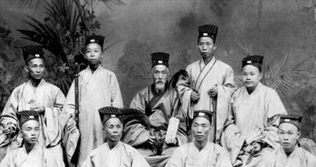 1946年,白云观火烧老道案:住持被36位道士绑在树上活活烧死