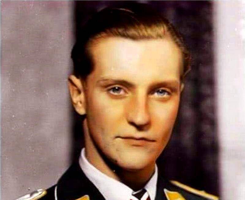 因为他的战绩他获得了希特勒亲手颁发的钻石双剑橡叶骑士十字勋章