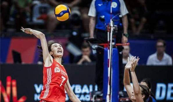 中国女排排名第三,如何应对"危机四伏"的挑战?