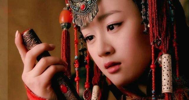 张乘乘回应网友质疑"得罪"张檬遭讽刺,张檬变美秘诀竟是取出假体?