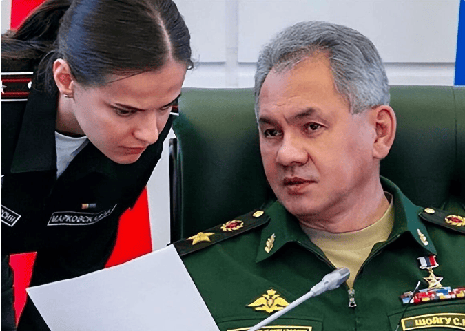 绍伊古升职,33岁美女秘书也跟着"鸡犬升天"?老部下却没这运气