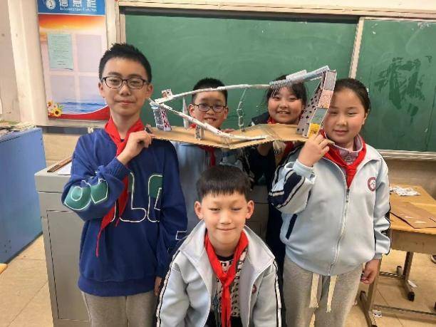 玩转科学课 | 迎泽区第二实验小学mini实验室成功搭建纸牌过山车