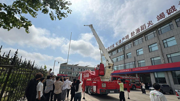 山东外事职业大学信息工程学院举办"走进消防队 致敬火焰蓝"实践活动