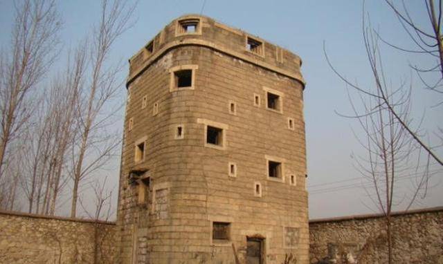 碉堡是一种用石头,混凝土等建筑材料建成的军事防御堡垒,除了本身特别