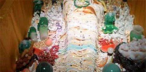 孙殿英随手扔掉乾隆的裹尸布,被人9万块捡漏,转手拍卖出1.3亿