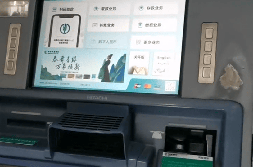 银行为何总让客户去atm机取钱？柜台员工不小心说漏嘴，原来暗藏玄机