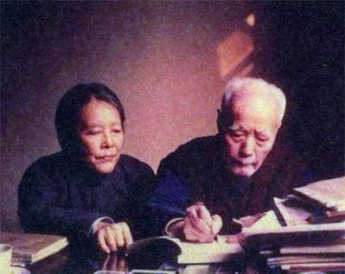 看见谭慕愚的第一眼,顾颉刚就动心了,还是一发不可收拾的那种.