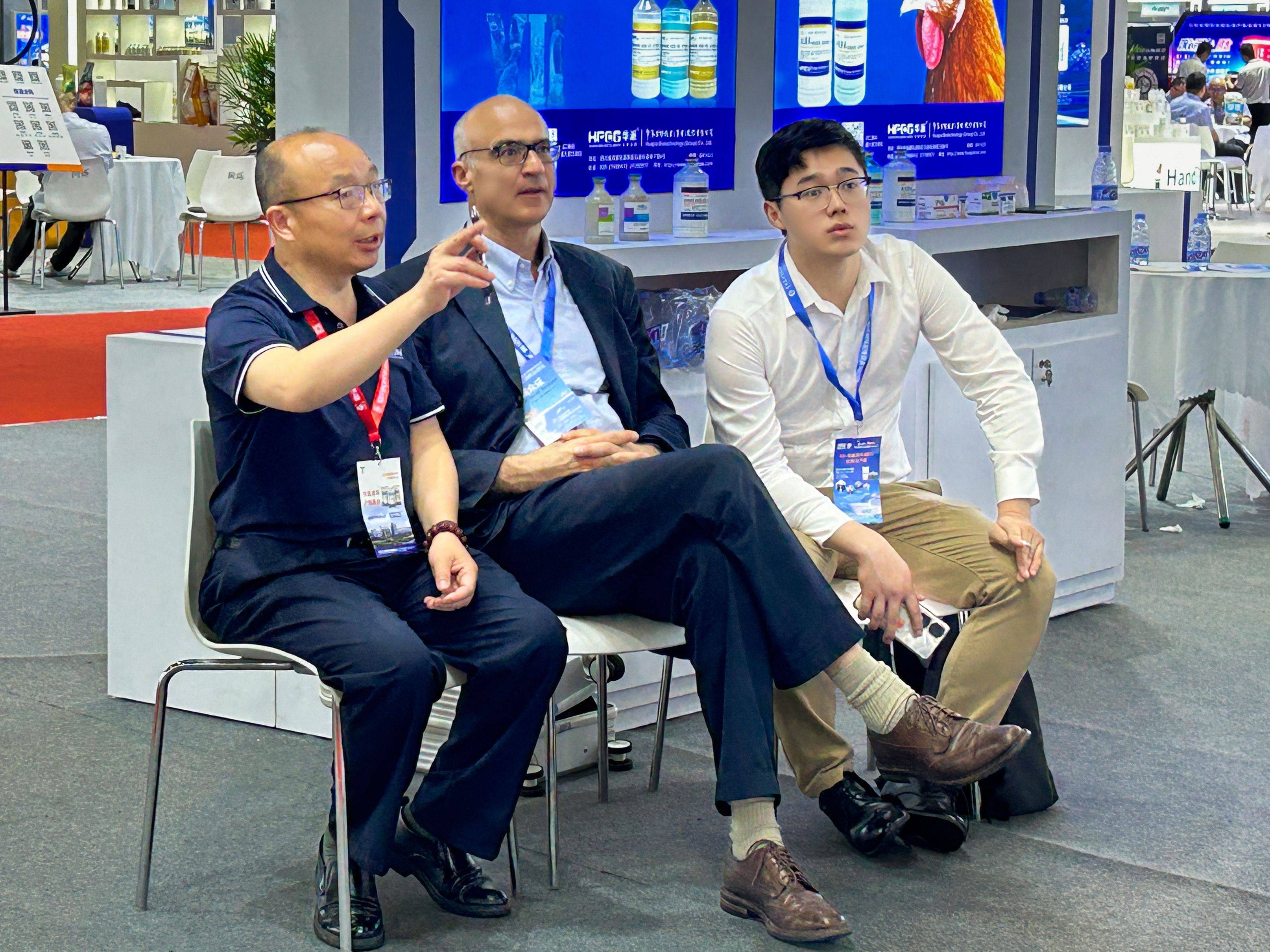 同期,华派集团董事长谢建勇在南昌主持召开了集团销售工作会议,会议