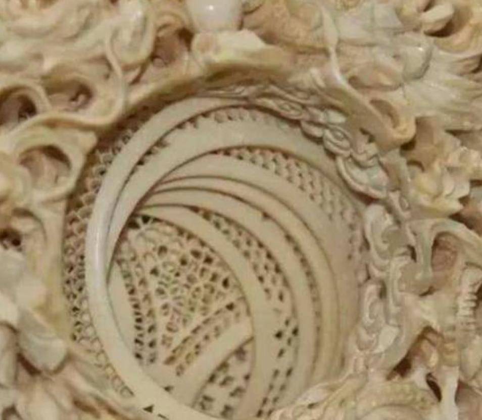 因为"象牙球"雕刻极其复杂,先是将材料打磨成球状,然后再沿着球内不断