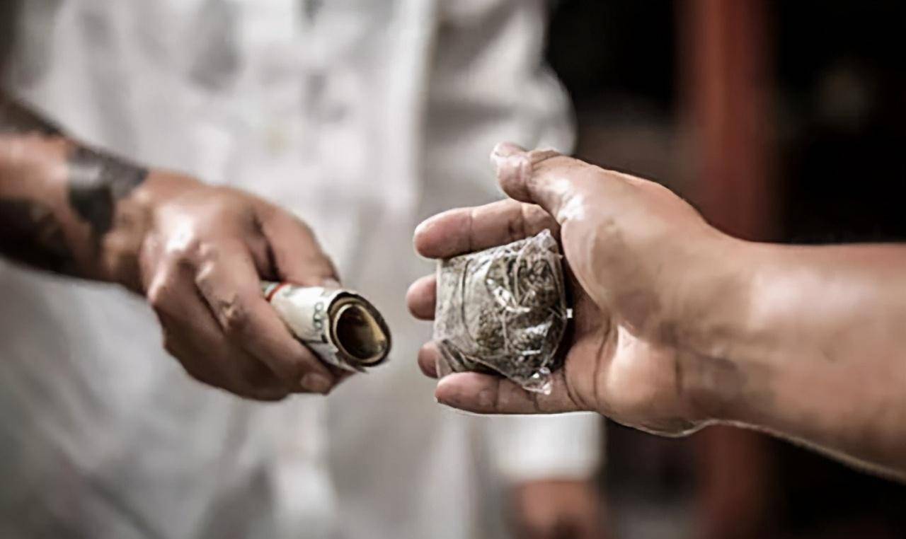 麻木的墨西哥:毒枭拿监狱当别墅,还定期有美女送到监狱举办派对