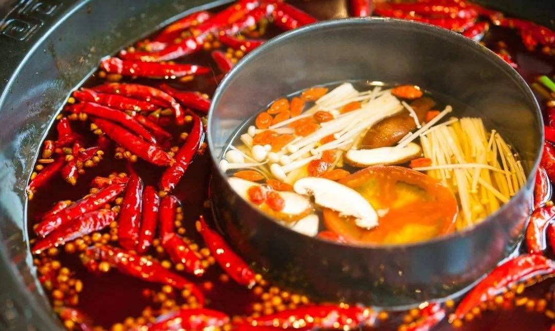而火锅是以麻辣的味道闻名于世,所以很多人误以为辣椒是中国的特产