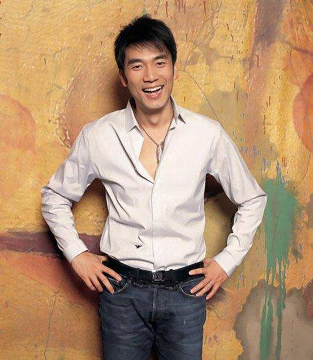 靠两任妻子捞金,如今身价过亿:郎朗为他开车门,直呼张国立名字_林依轮