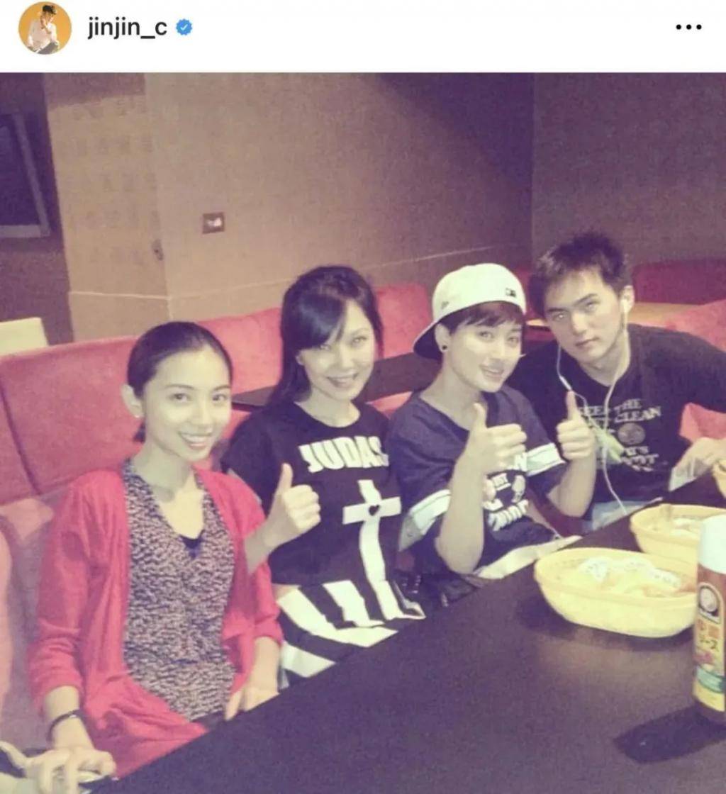 富家母女勇闯娱乐圈,当上小小咖的她们快乐么?