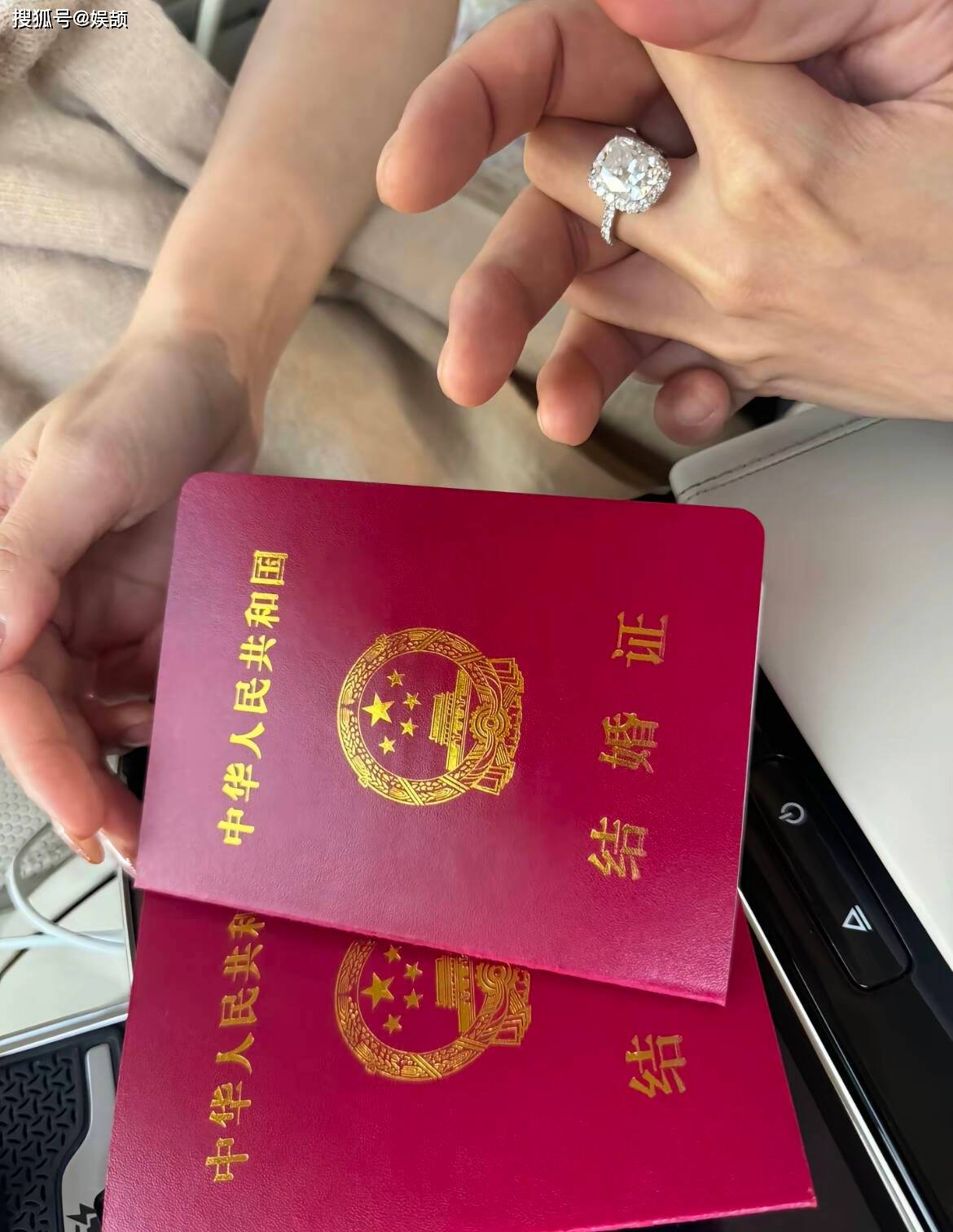 汪峰官宣恋情一周后,汪小菲晒结婚证官宣再婚,收获了满满的祝福