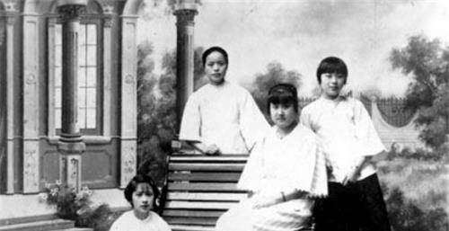 听到她的名字大家可能会感到有点熟悉,没错,她就是张兆和的姐姐,而