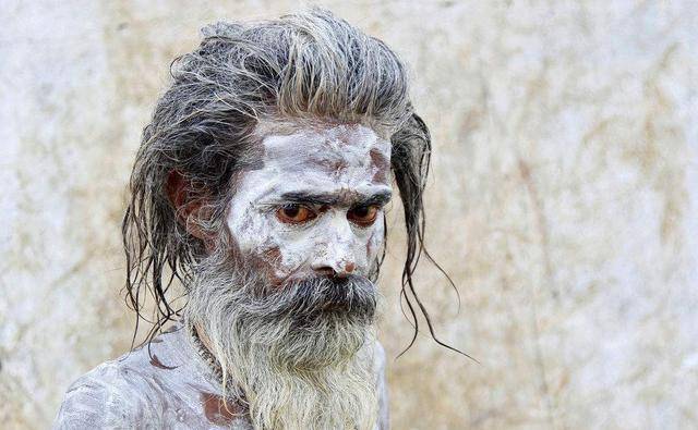 印度苦行僧自称78年不进食,人们不相信,偷偷装上摄像头