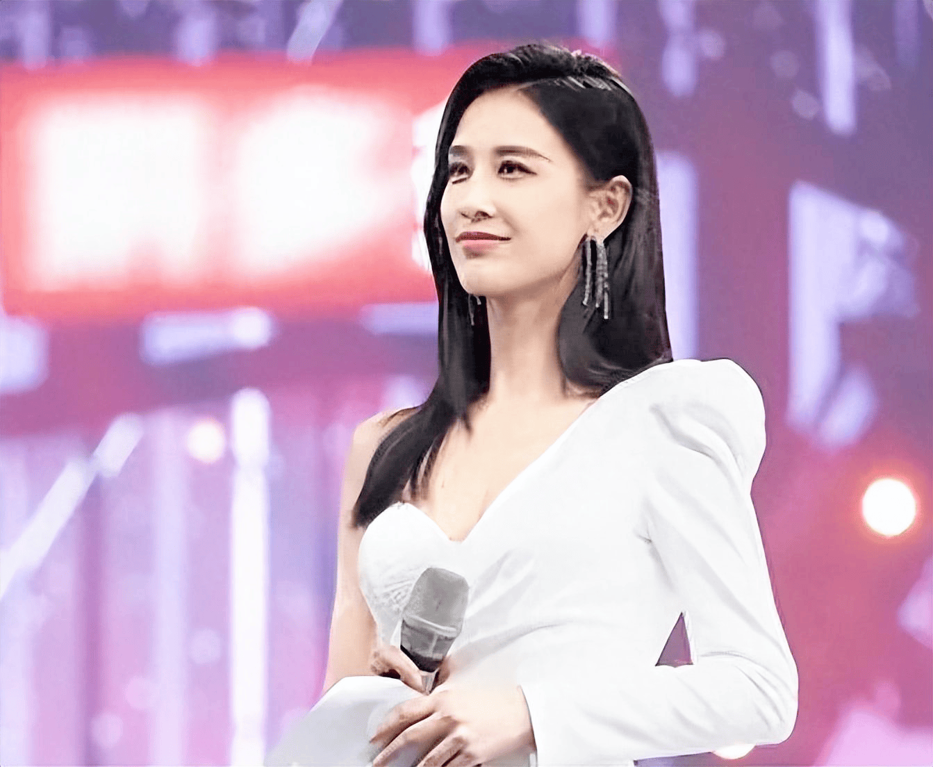 黄圣依直播意外走光,隐私大曝光震撼全网,网友评论炸锅!