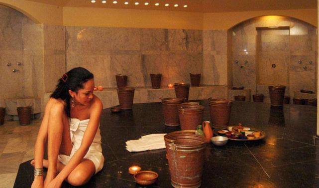 去土耳其洗澡,脱了自己的衣服以后你还得把自己先包裹一下,得用浴巾缠