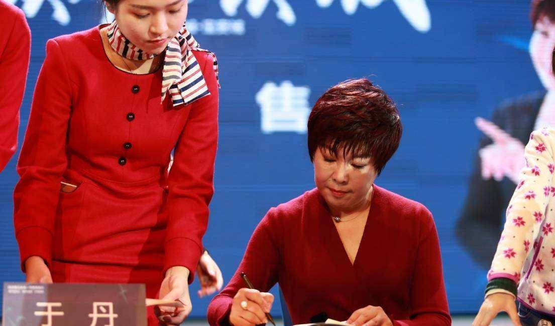 曾享誉国际的国学大师于丹,为何被北大学生轰下台?实情让人叹息