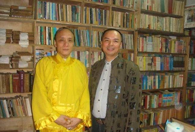 他的那位嗣子其实是爱新觉罗·多尔博,多尔博其实是他的侄子,但是由于