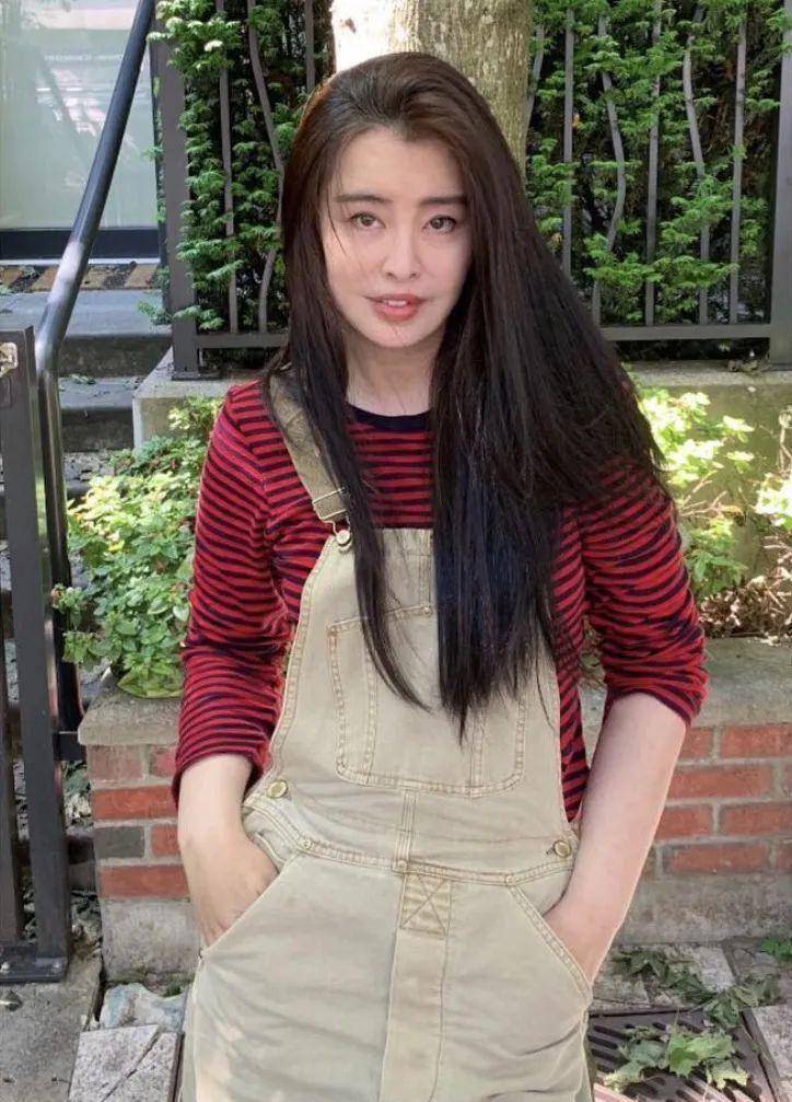 周慧敏与倪震结婚之后,也是选择定居温哥华,饱受情伤之苦的王祖贤