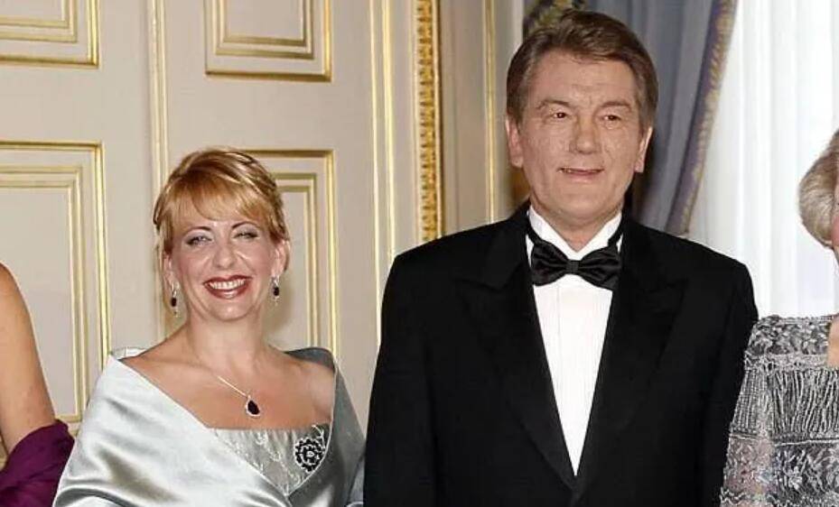 他为何要这么做,其实主要因为尤先科接受西方教育长大,妻子是个美国人