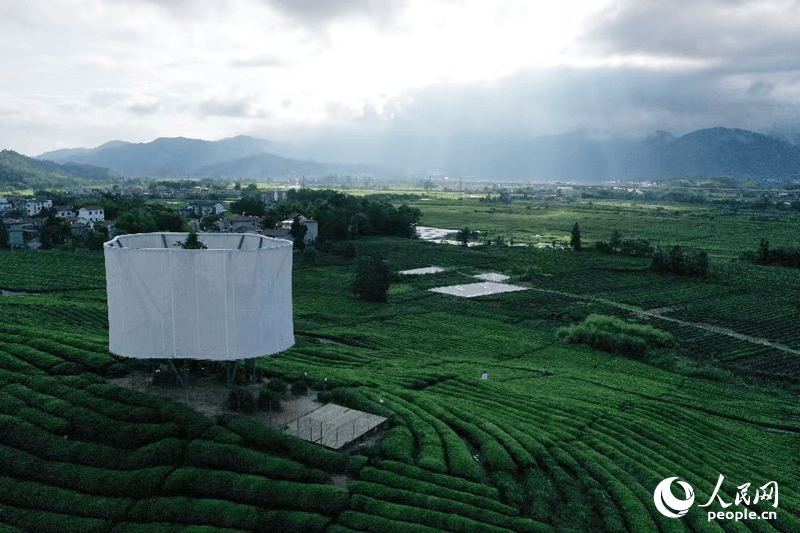 方向驱车大约30分钟,然后转入进村路,便来到江西省浮梁县寒溪村史子园