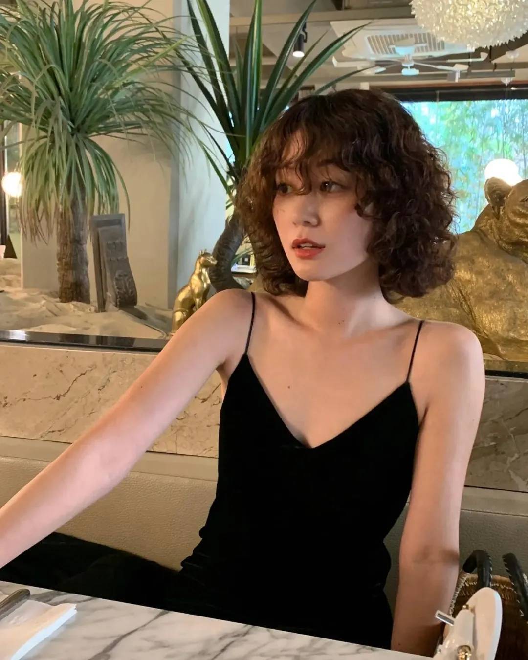 40岁左右的女性选择齐脖层次卷发成熟有魅力