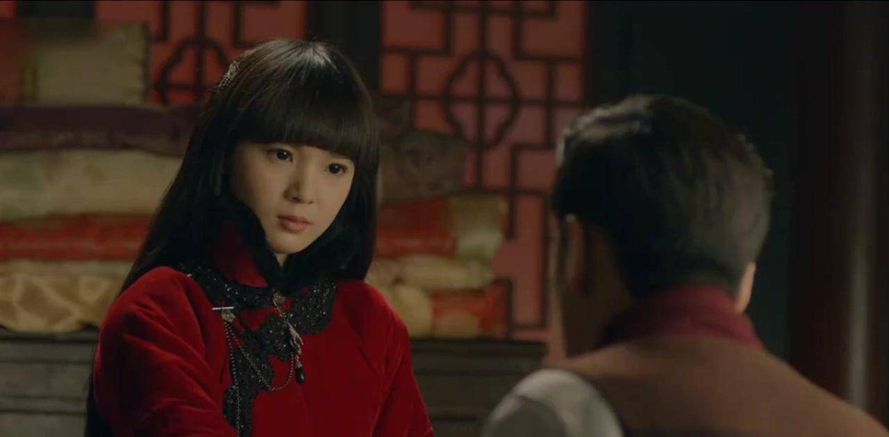 无心故意穿得非常的破烂,然后装成一副可怜兮兮的样子引起月牙的注意