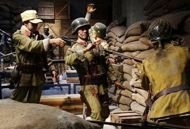 电影《八佰》,士兵们抱着手榴弹跳下去,为什么没有直接扔?