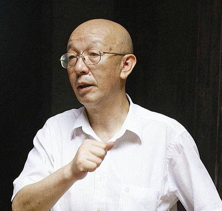 刚开始的时候这个作家还很不服气,他甚至还自费去四川大邑县跑了一趟