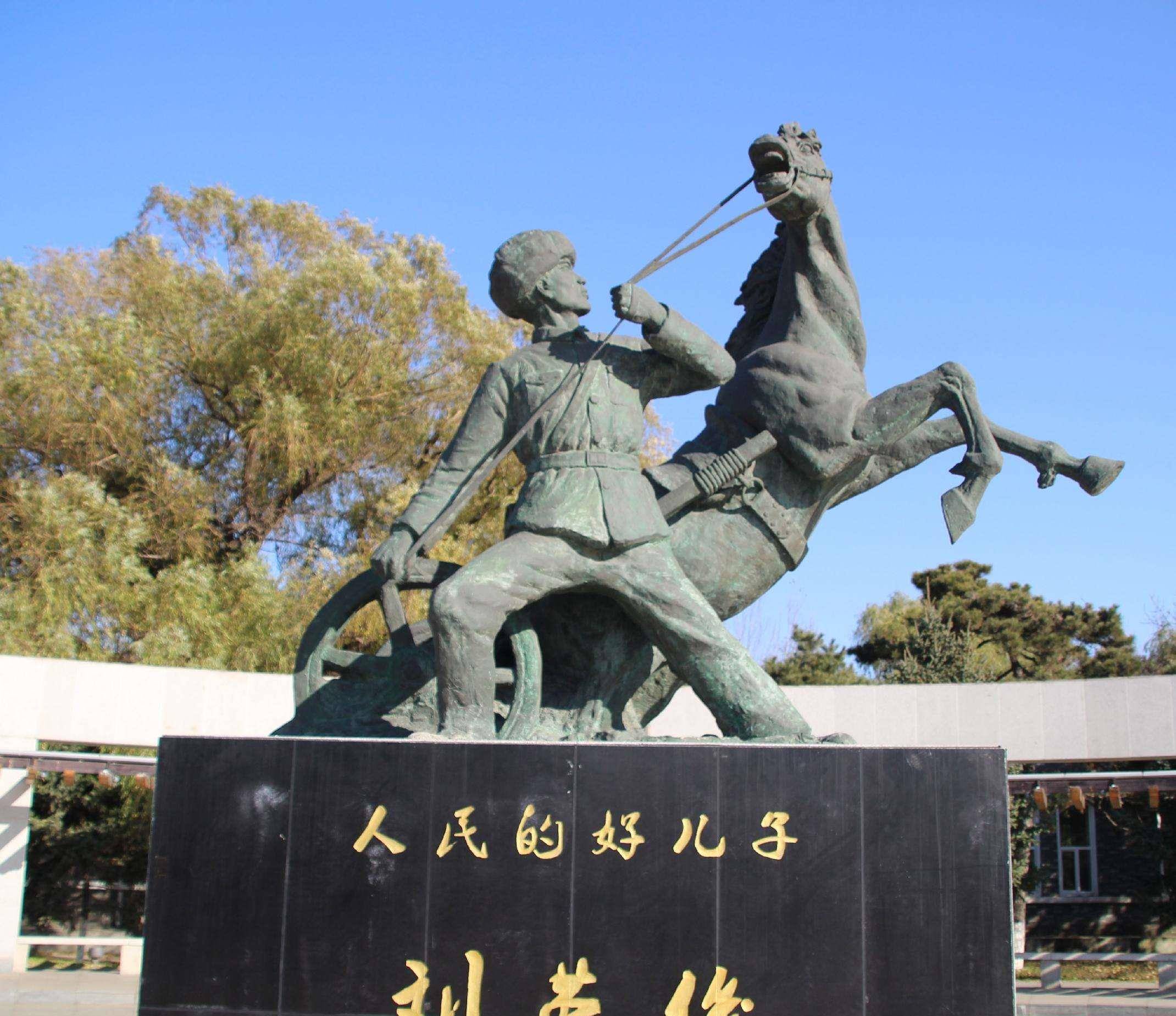 1966年,烈士拦惊马救6名孩童,43年后烈士母亲去世,6人含泪跪别