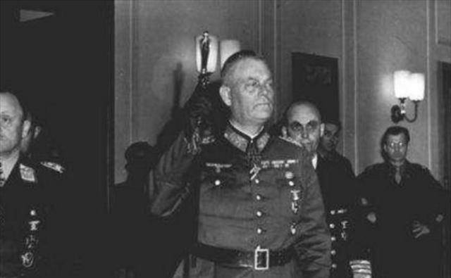 二战后的投降仪式,负责德国签字的凯特尔,进场时为何高举权杖?